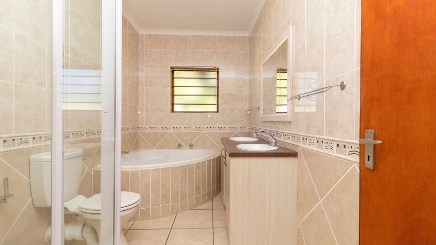 3 Bedroom Property for Sale in Sandbaai Western Cape